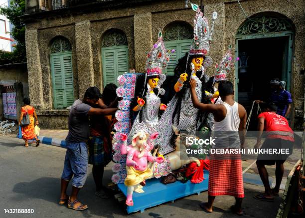 Devi Person Ushering The Devi In Stock Photo - Download Image Now - Bengali Culture ...