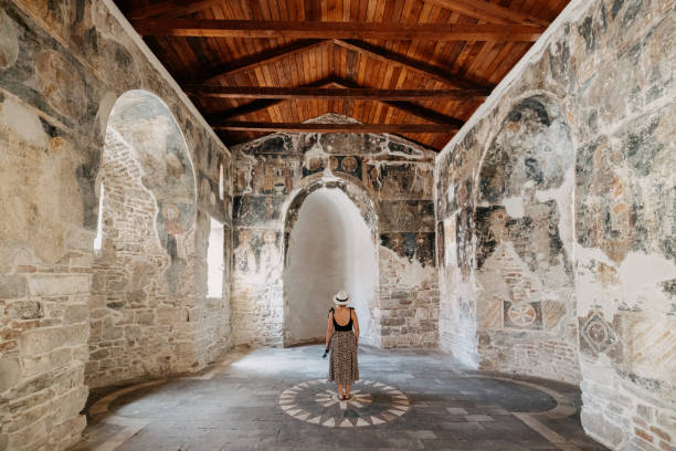 tourist, der das alte kloster ardenica während der sommerferien erkundet - women rear view one person arch stock-fotos und bilder