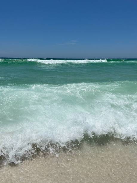 istock Vertical shot of a sea waves splashing 1432189736