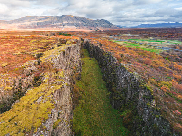 thingvellir, island, wo sich die europäischen und amerikanischen tektonischen platten treffen - continental divide stock-fotos und bilder