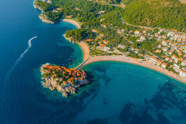 malerische aussicht auf das luxuriöse resort mit blauem meer. sveti stefan montenegro. - montenegro stock-fotos und bilder