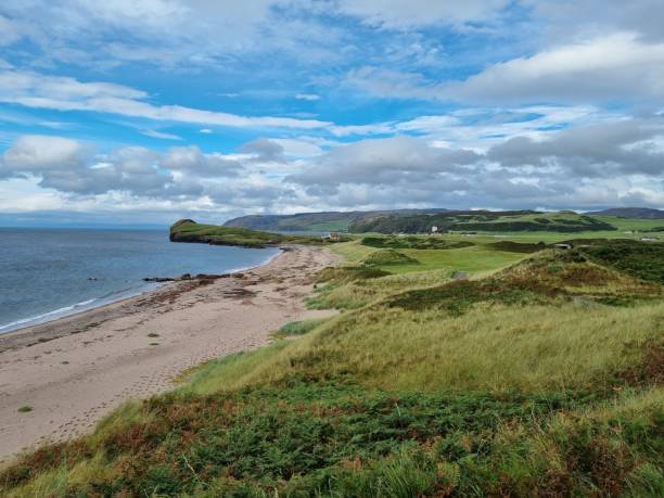 фантастический вид на поле для гольфа рядом с пляжем в заливе круден, шотландия - cruden bay стоковые фото и изображения