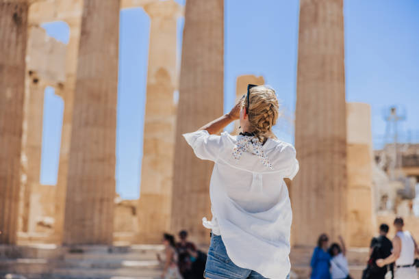 donna che fotografa l'antico tempio del partenone contro il cielo limpido - clear sky acropolis athens greece greece foto e immagini stock