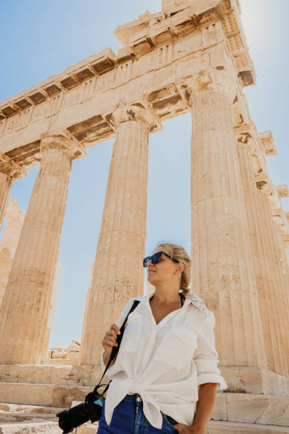 turista con macchina fotografica che esplora l'antico tempio del partenone contro il cielo limpido - clear sky acropolis athens greece greece foto e immagini stock