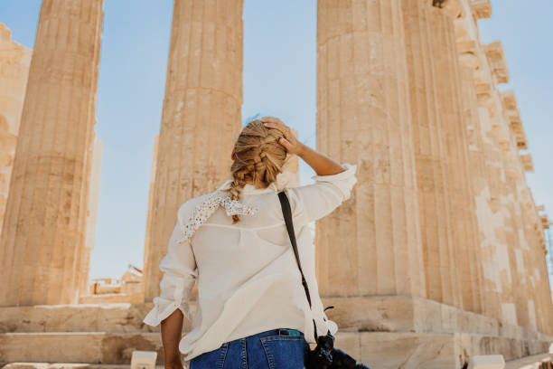 turista femminile con macchina fotografica che esplora l'antico tempio del partenone contro il cielo limpido - clear sky acropolis athens greece greece foto e immagini stock