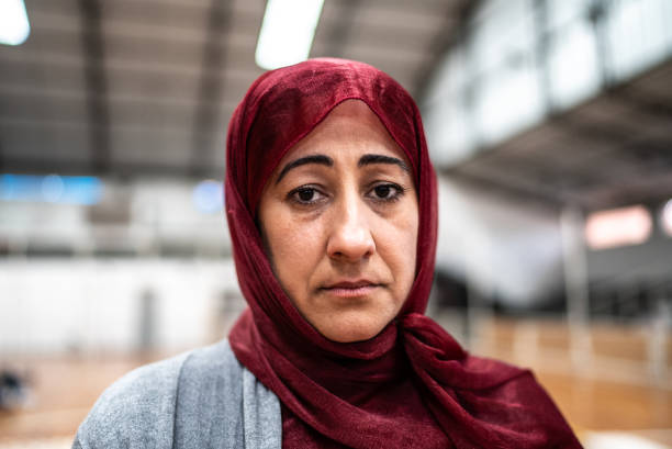 portret dojrzałej kobiety noszącej hidżab w domu kultury - chusta zdjęcia i obrazy z banku zdjęć