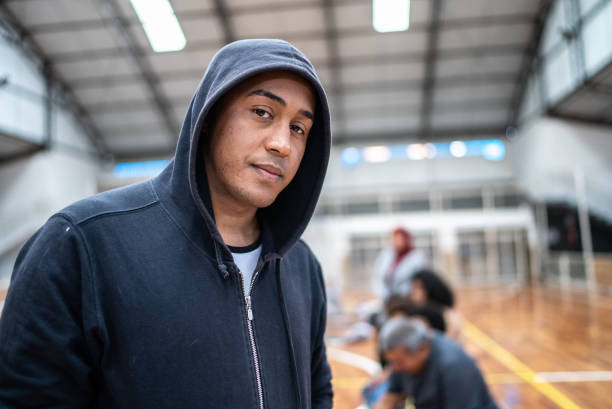 potret seorang pemuda di pusat komunitas - berlindung foto potret stok, foto, & gambar bebas royalti