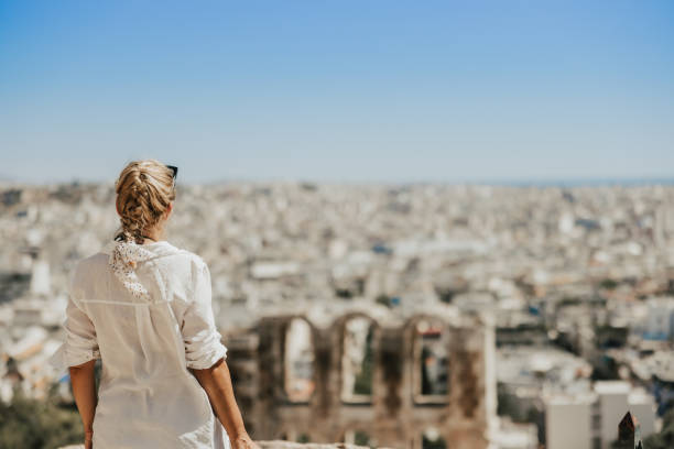 donna che esplora l'antico teatro di erode attico contro il cielo limpido. attrazioni grecia - clear sky acropolis athens greece greece foto e immagini stock