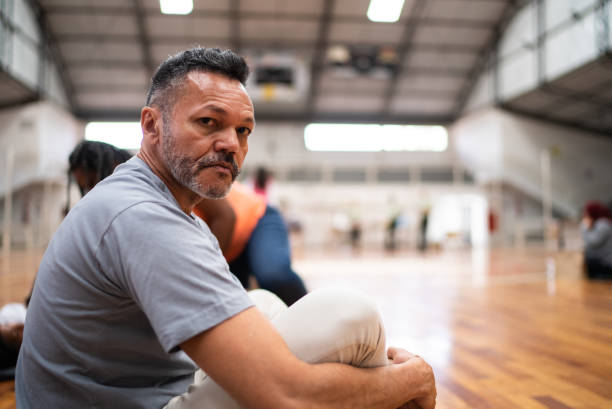 potret seorang pria pengungsi di tempat penampungan - berlindung foto potret stok, foto, & gambar bebas royalti