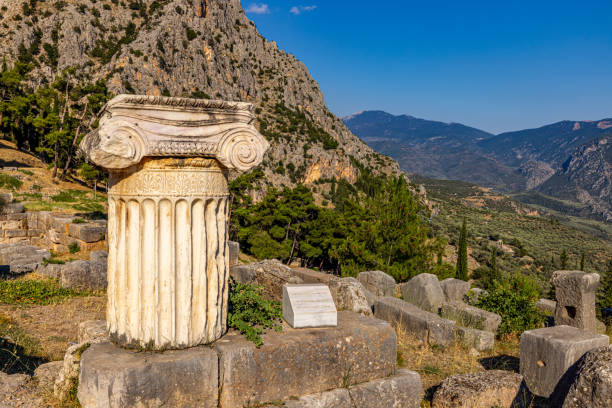 夏の山に対するギリシャ神殿の古い遺跡 - apollo greek god ancient greece greek culture ストックフォトと画像