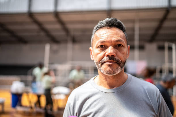 potret pria dewasa di pusat komunitas - berlindung foto potret stok, foto, & gambar bebas royalti