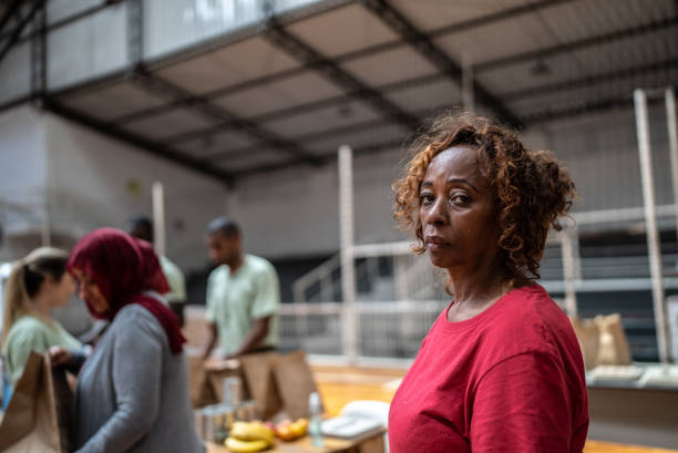 potret seorang wanita pengungsi di tempat penampungan - berlindung foto potret stok, foto, & gambar bebas royalti