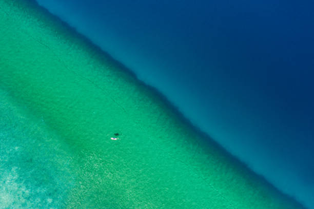 istock Scenic view of mixing clean ocean water 1432214725