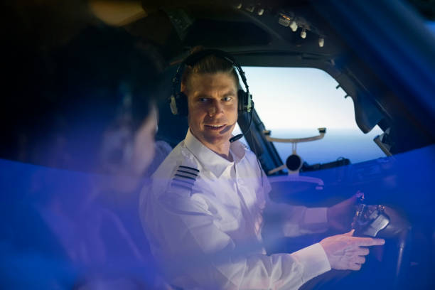 piloto instruyendo al aprendiz durante la sesión de entrenamiento en simulador de vuelo - avionics flying training cockpit fotografías e imágenes de stock