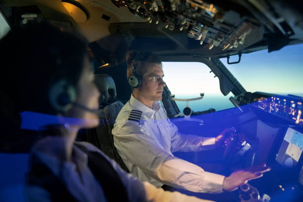 piloto de enseñanza de despegue al estudiante durante una sesión de entrenamiento en un simulador de vuelo - avionics flying training cockpit fotografías e imágenes de stock