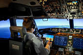 m%C3%A4nnlicher-pilot-im-cockpit-eines-f