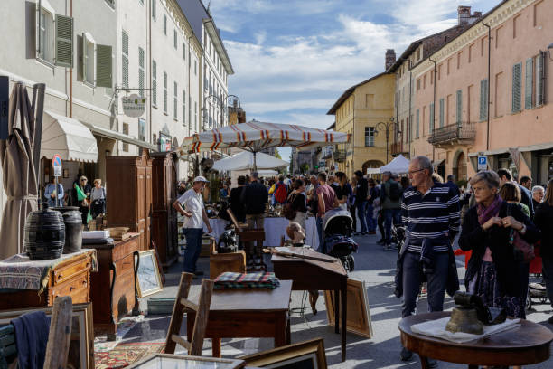 personas que visitan un mercado de antigüedades tradicional - anticuario anticuado fotografías e imágenes de stock