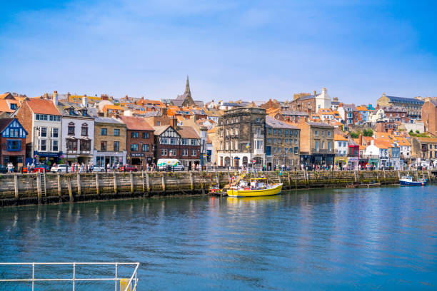 horizonte whitby e rio esk uk em scarborough borough concil da inglaterra - esk river - fotografias e filmes do acervo