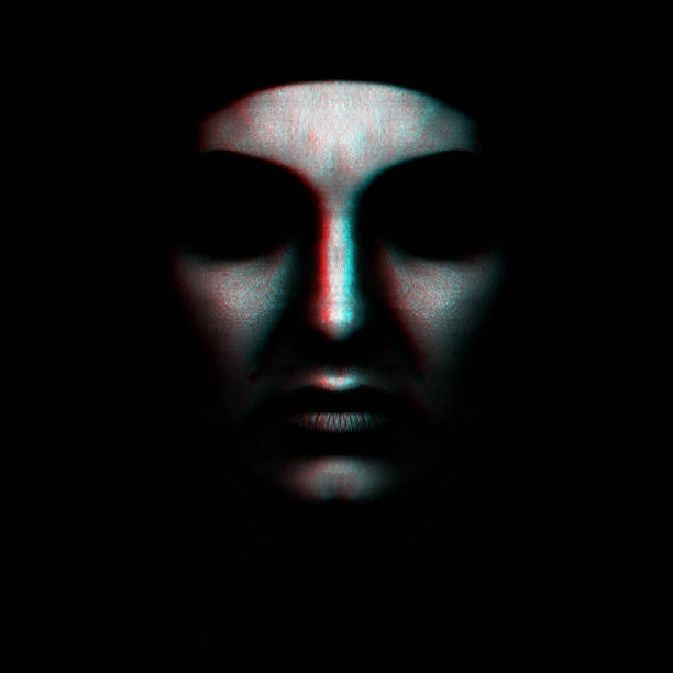 silueta de rostro de mujer abstracta y de aspecto aterrador que se esconde en la sombra en efecto de división de color rgb - statue human face women human skin fotografías e imágenes de stock