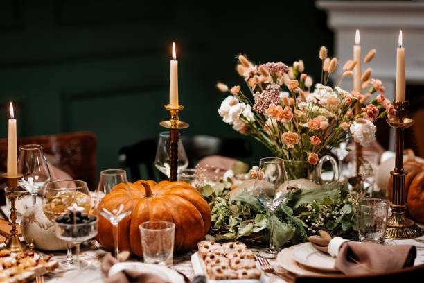 decorazione e servizio della tavola festiva con decorazioni autunnali, candele e fiori e zucche e piatti. - thanksgiving dinner party feast day turkey foto e immagini stock