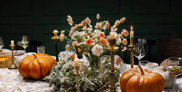 decoración y servicio de la mesa festiva con decoración otoñal, velas y flores y calabazas y platos. - autumn table setting flower fotografías e imágenes de stock