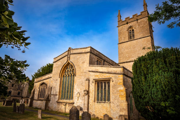 stow sur l’église st edward dans les cotswolds gloucestershire d’angleterre royaume-uni - st edwards crown photos et images de collection