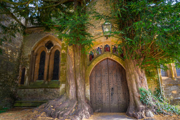 rangez-vous sur la porte magique de l’if de l’église st edward dans les cotswolds au royaume-uni - st edwards crown photos et images de collection