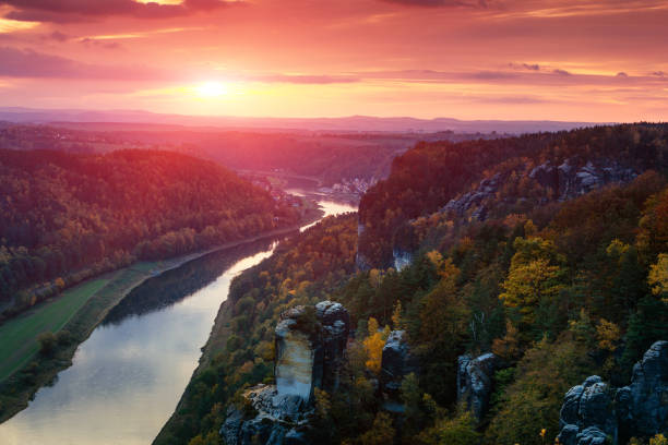 una maravillosa puesta de sol sobre el río elba que atraviesa la cordillera en un valle escarpado y estrecho. parque nacional de la suiza sajona. alemania. sajonia. - elbe valley fotografías e imágenes de stock