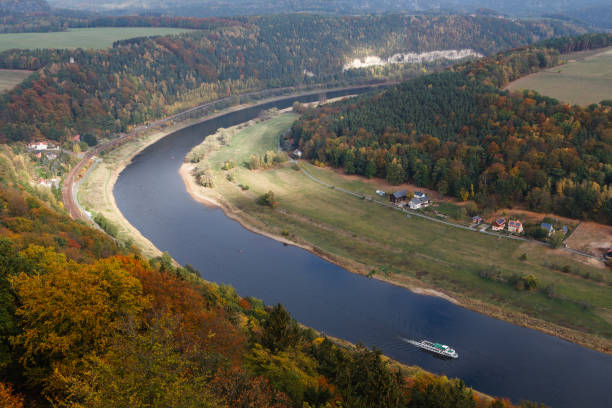 vista de un valle de la campiña del río elba en otoño cerca de las montañas de la suiza sajona. dresde. alemania. - elbe valley fotografías e imágenes de stock