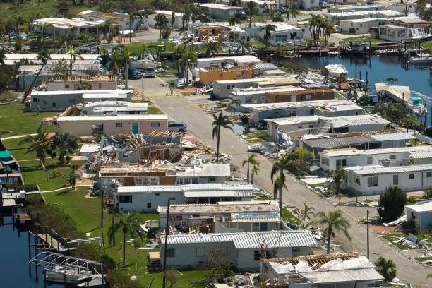 casas severamente dañadas después del huracán ian en el área residencial de casas móviles de florida. consecuencias de los desastres naturales - hurricane ian fotografías e imágenes de stock
