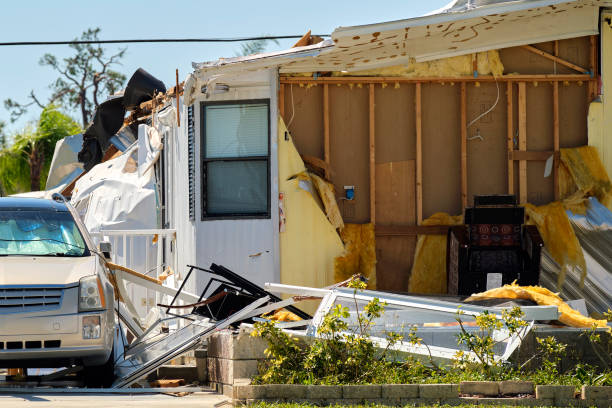 casa y automóvil severamente dañados después del huracán ian en el área residencial de casas móviles de florida. consecuencias de los desastres naturales - hurricane ian fotografías e imágenes de stock