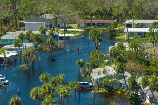 rodeado por el huracán ian, la lluvia inunda las casas en el área residencial de florida. consecuencias de los desastres naturales - flood hurricane road damaged fotografías e imágenes de stock