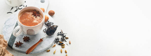 masala tee. masala chai gewürzter tee mit milch und gewürzen auf hellgrauem hintergrund. traditionelles indisches getränk. gewürzgetränk. leerzeichen kopieren. selektiver fokus. banner und mock-up. - star anise stock-fotos und bilder