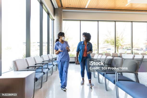 Female Er Doctor Tells Distressed Mom About Childs Injuries Stock Photo - Download Image Now