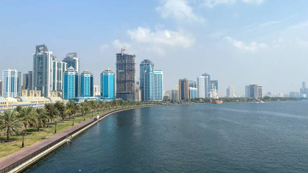 horizonte de sharjah com arranha-céus na costa, emirados árabes unidos - dubai skyscraper architecture united arab emirates - fotografias e filmes do acervo