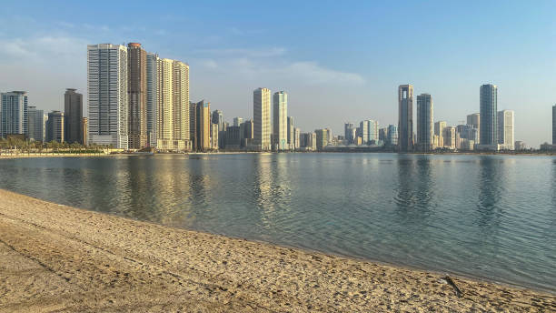 horizonte de sharjah com arranha-céus na costa, emirados árabes unidos - dubai skyscraper architecture united arab emirates - fotografias e filmes do acervo