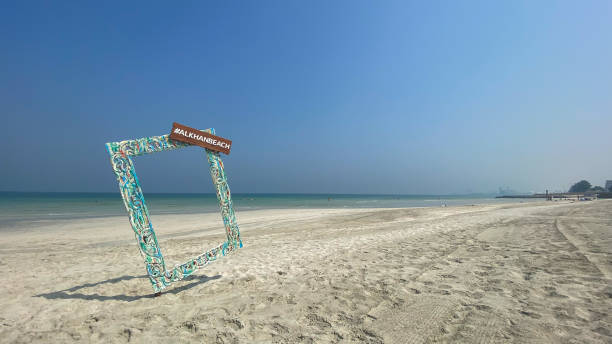 ponto fotográfico na praia de al khan em sharjah, emirados árabes unidos - dubai skyscraper architecture united arab emirates - fotografias e filmes do acervo