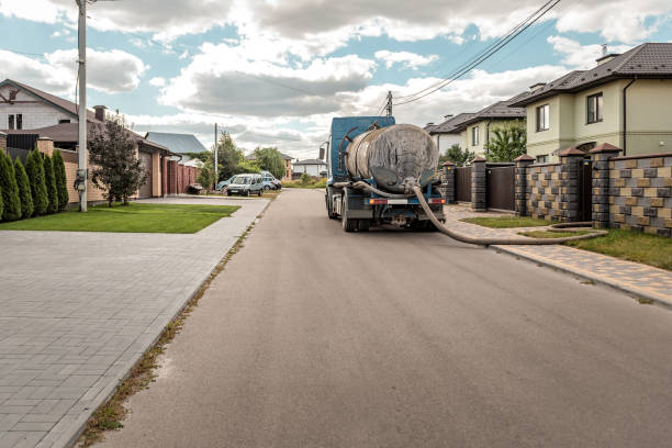 下水タンクローリー。路上の下水道ポンプ機 - sewage truck ストックフォトと画像