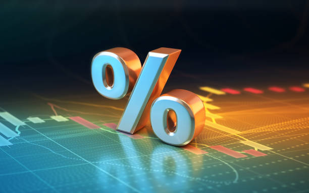 ブルーとオレンジファイナンスの株式市場チャートの背景に座っているメタリックパーセントサイン - 税金 ストックフォトと画像