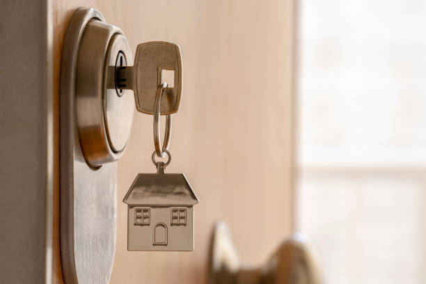 primer plano de llave y llavero de casa en cerradura de puerta de alta seguridad. concepto de seguro de hogar. espacio de copia. - domestic issues fotografías e imágenes de stock