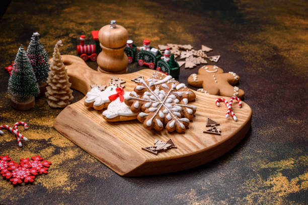 istock Beautiful gingerbread on a brown ceramic plate with Christmas tree decorations 1432326595