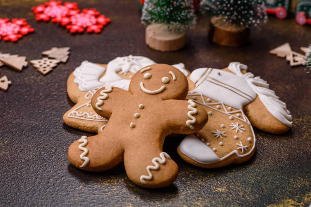 istock Beautiful gingerbread on a brown ceramic plate with Christmas tree decorations 1432326639