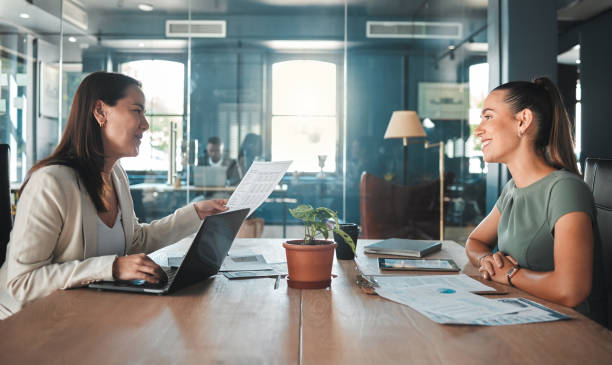 entrevista de trabajo para una mujer de negocios en una empresa de contratación que habla con el gerente de recursos humanos sobre el rol o posición. joven solicitante o candidata en una reunión con un empleador que tiene una discusión - entrevista fotografías e imágenes de stock