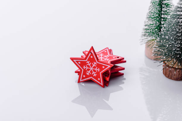 istock Beautiful gingerbread on a brown ceramic plate with Christmas tree decorations 1432328042