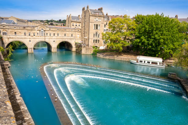 Bath Pulteney Bridge Poulteney over River Avon in the county of Somerset, England UK Bath Pulteney Bridge Poulteney over River Avon in the county of Somerset, England UK. Bath became popular as a spa town with the Roman Baths thanks to hot springs. bath england stock pictures, royalty-free photos & images