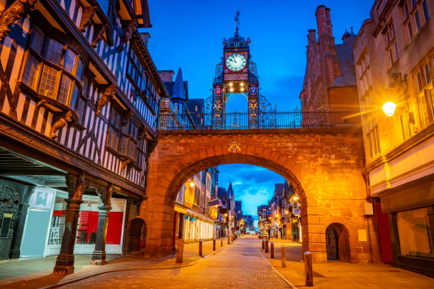 arco della torre dell'orologio di chester eastgate al tramonto al tramonto in inghilterra regno unito - residential structure chester england england sunset foto e immagini stock