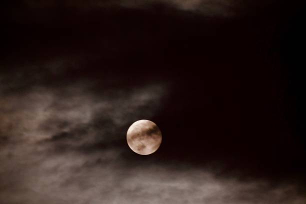 ciel assombri avec une pleine lune d’automne légèrement couverte de nuages - dramatic sky dusk night sustainable resources photos et images de collection