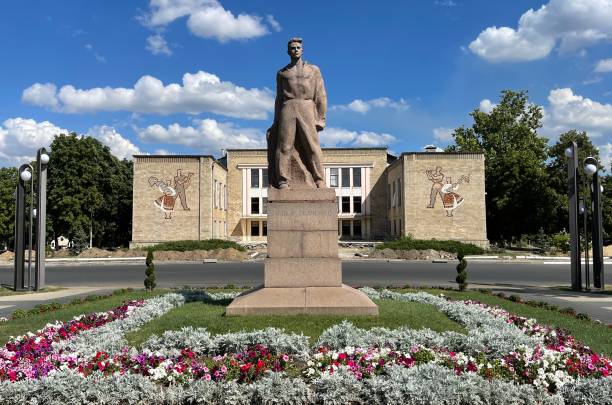 istock A monument of Pavel Tkachenko 1432334120