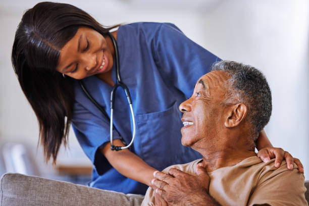 senior, freiwillige krankenschwester oder unterstützende pflegekraft helfen bei älteren menschen im medizinischen pflegeheim. lächeln, glücklich oder vertrauen sie community-mitarbeiter, der im gesundheitswesen tätig ist, im wohnzimmer des hauses - altersheilkunde stock-fotos und bilder