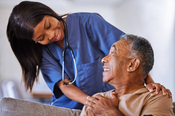 idoso, enfermeiro voluntário ou cuidador de apoio ajuda com idosos em asilo médico. sorrir, feliz ou confiar funcionários da comunidade que trabalham caridade de saúde na sala de estar interior da casa - nurse doctor healthcare and medicine african descent - fotografias e filmes do acervo